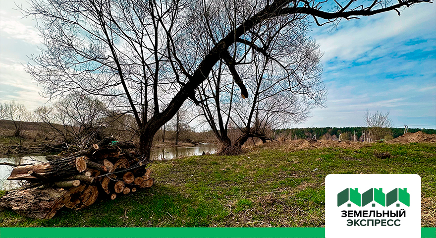 Зачистка береговой полосы вдоль реки в поселке "Фаворит"